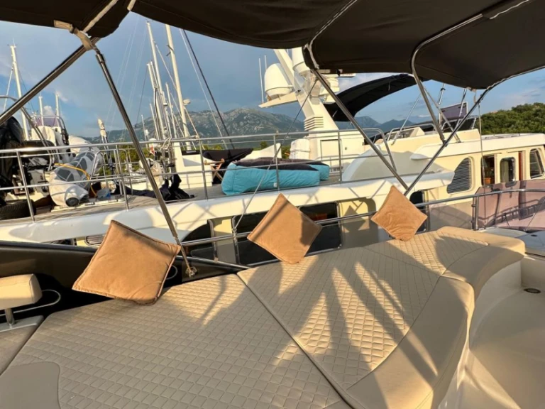 Verhuur Motorboot Ferretti met vaarbewijs