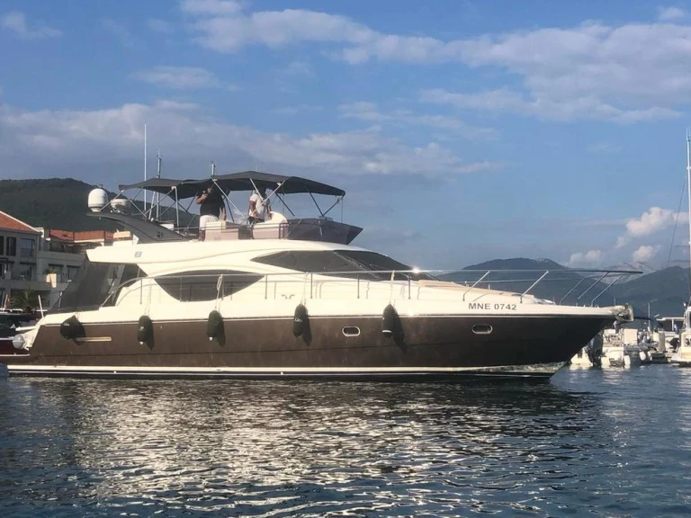 Huur Motorboot met of zonder schipper Ferretti in Tivat