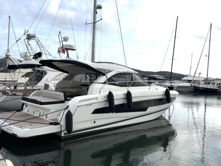 Bootverhuur Jeanneau Leader 36 Sportop in Port Cogolin via SamBoat