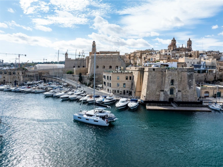 Catamaran te huur in Il-Gżira voor de beste prijs