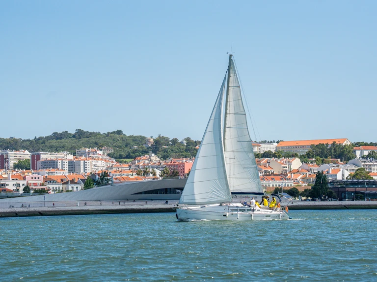 Huur een Jeanneau Sun Odyssey 42.1 in Lissabon