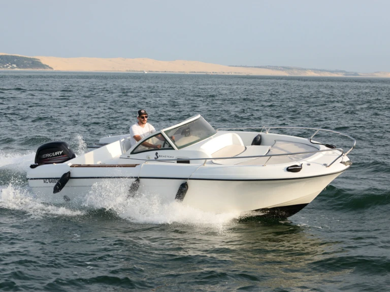 Huur Motorboot met of zonder schipper Bénéteau in Sète