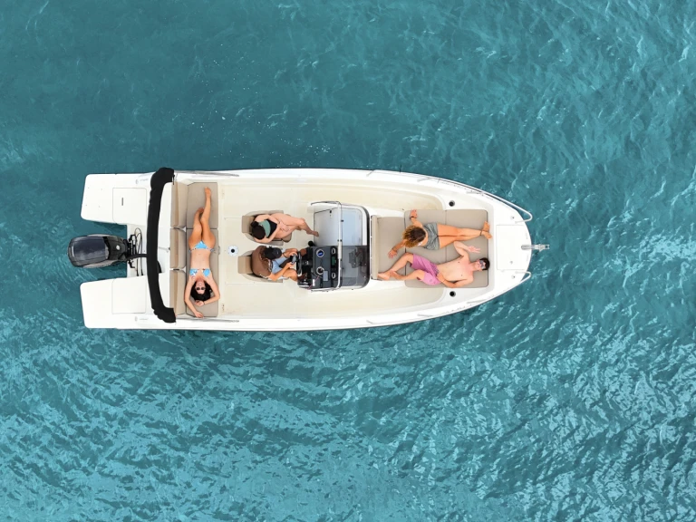 Huur een Quicksilver Activ 675 Open in Mahón