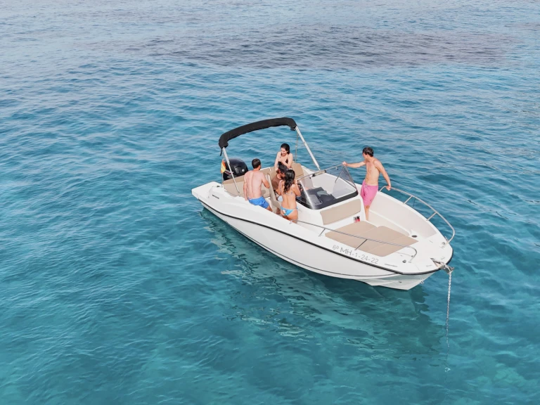 Bootverhuur Mahón goedkoop Activ 675 Open