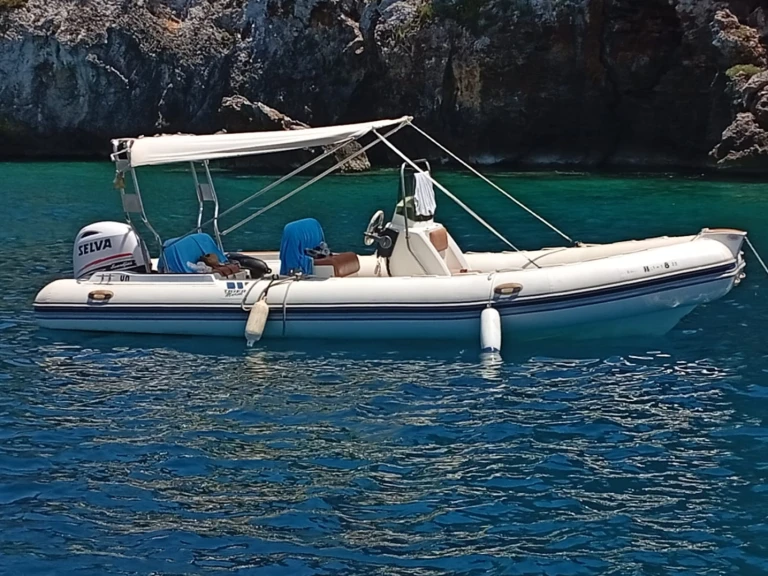 Huur een Tiger Marine Open in Mahon Port