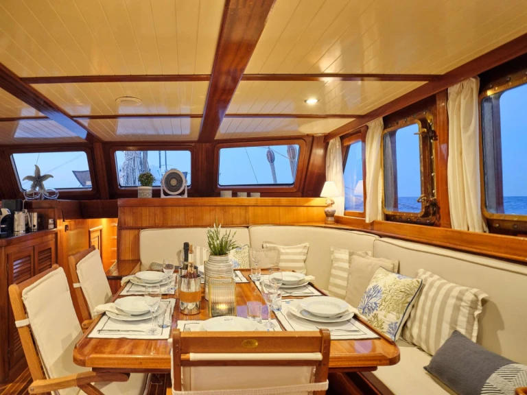 Huur een  Ege Yat Motor Sailer in Álimos