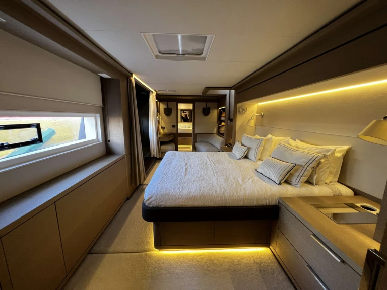 Huur een Lagoon Lagoon Seventy 8 (3 cab) in Kallithea