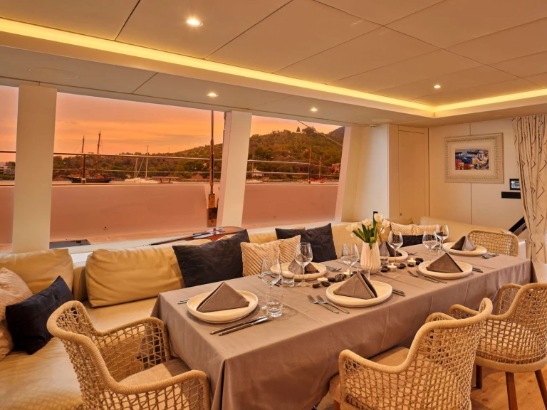 Verhuur Catamaran Sunreef met vaarbewijs