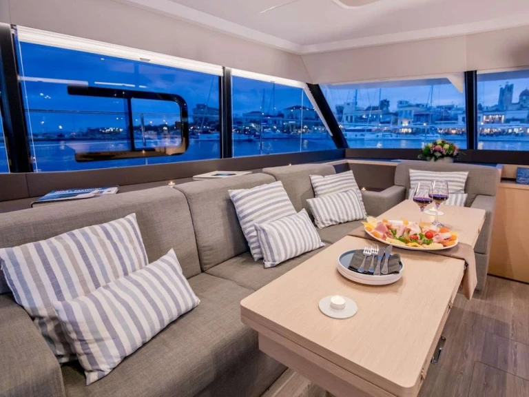 Verhuur Motorboot Fountaine Pajot met vaarbewijs