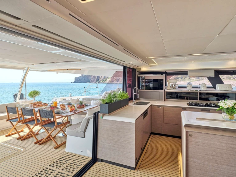 Bootverhuur Fountaine Pajot Fountaine Pajot Alegria 67 (4 cab) in Néa Péramos via SamBoat