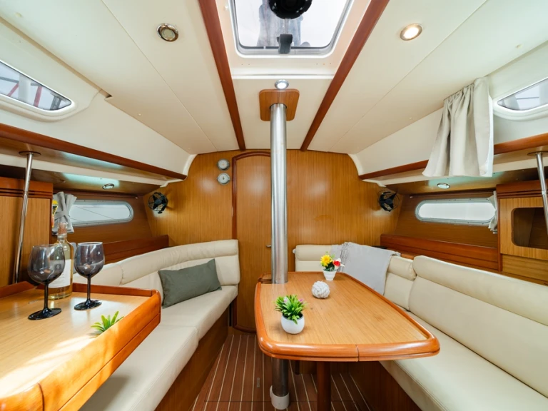 Huur een Jeanneau Sun Odyssey 36i in Néa Péramos