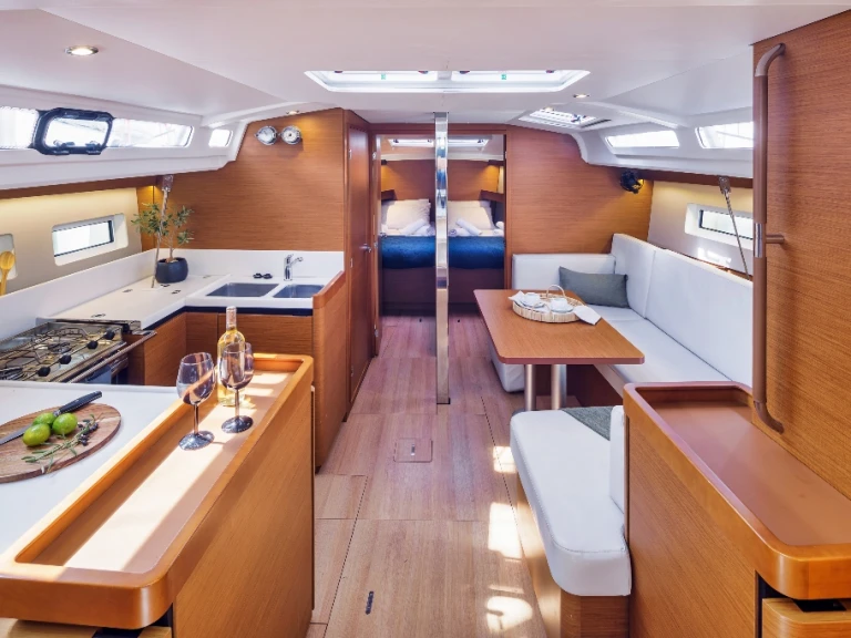 Huur een Jeanneau Sun Odyssey 440 in Néa Péramos