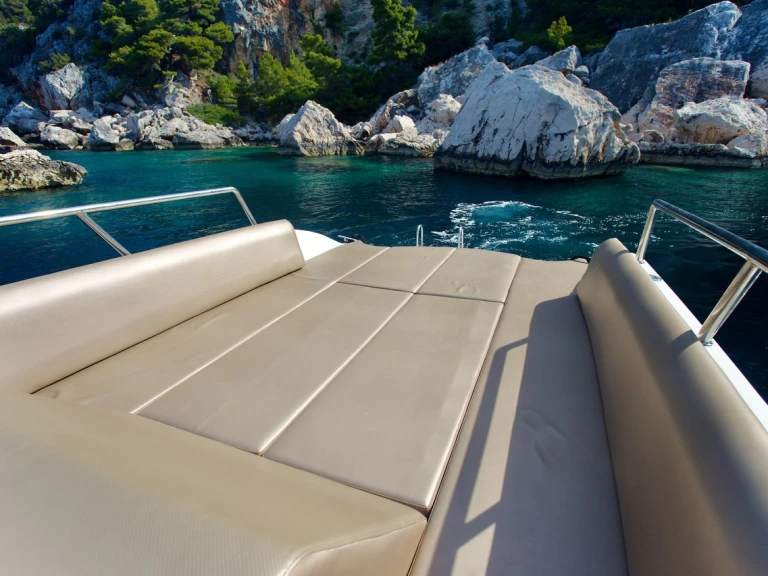 Huur een Aqua-Sport Enzo 35 in Hvar
