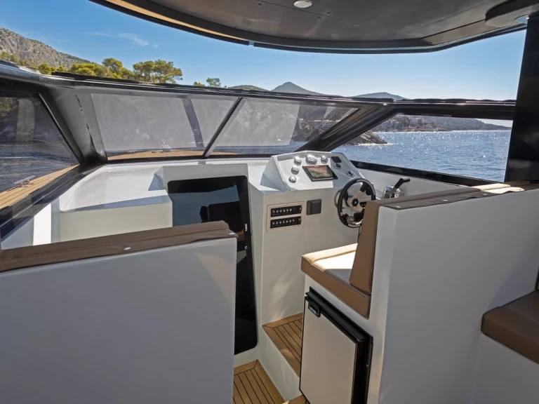 Bootverhuur Custom Made XP 38 in Hvar via SamBoat