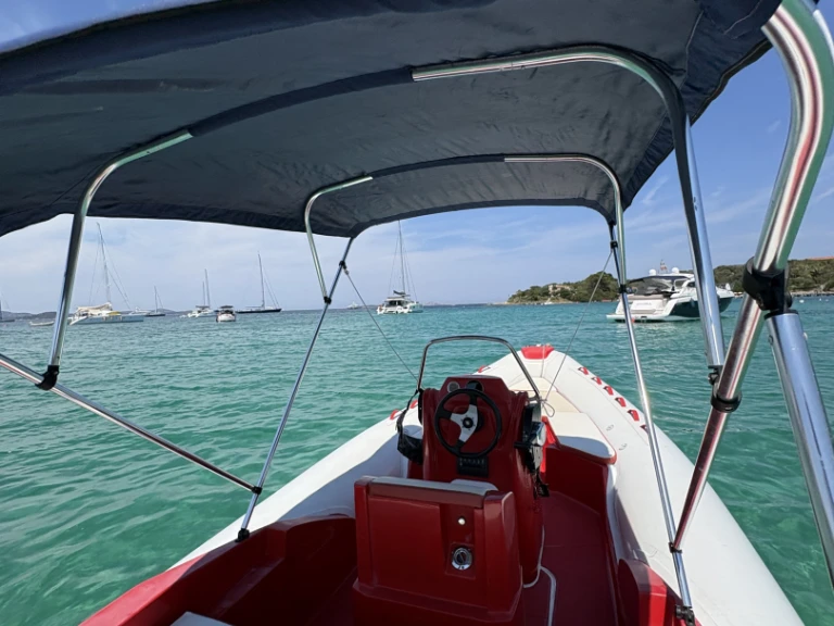 Huur een Magnus 6.20 in Porto Rotondo