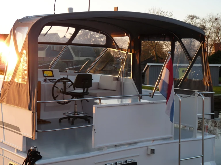 Huur Motorboot met of zonder schipper  in Akkrum