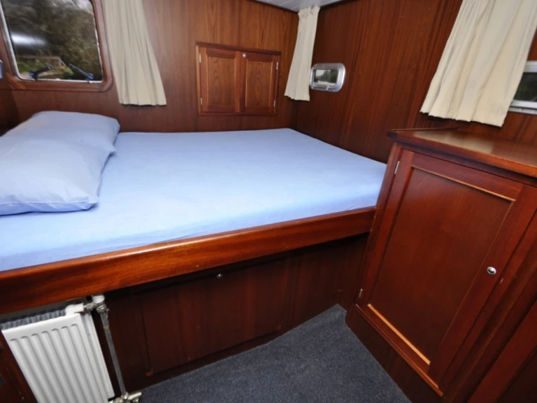 Huur Motorboot met of zonder schipper  in Akkrum