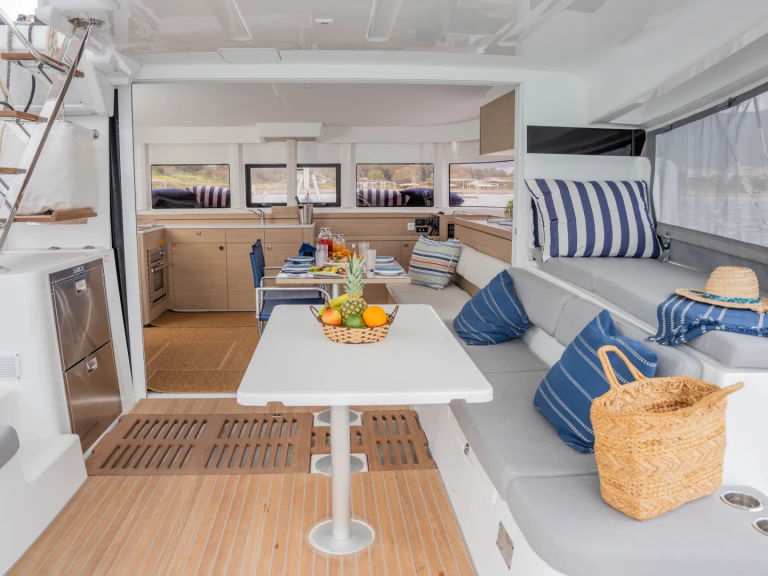Bootverhuur Álimos goedkoop Lagoon 43