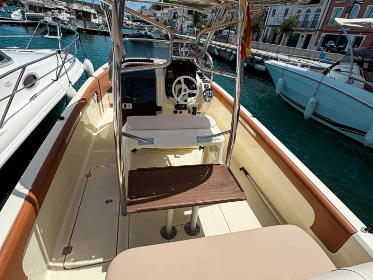 Bootverhuur Mahón goedkoop Invictus 240 FX