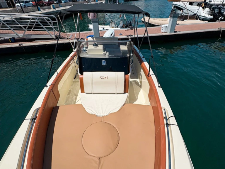 Bootverhuur Mahón goedkoop Invictus 240 FX
