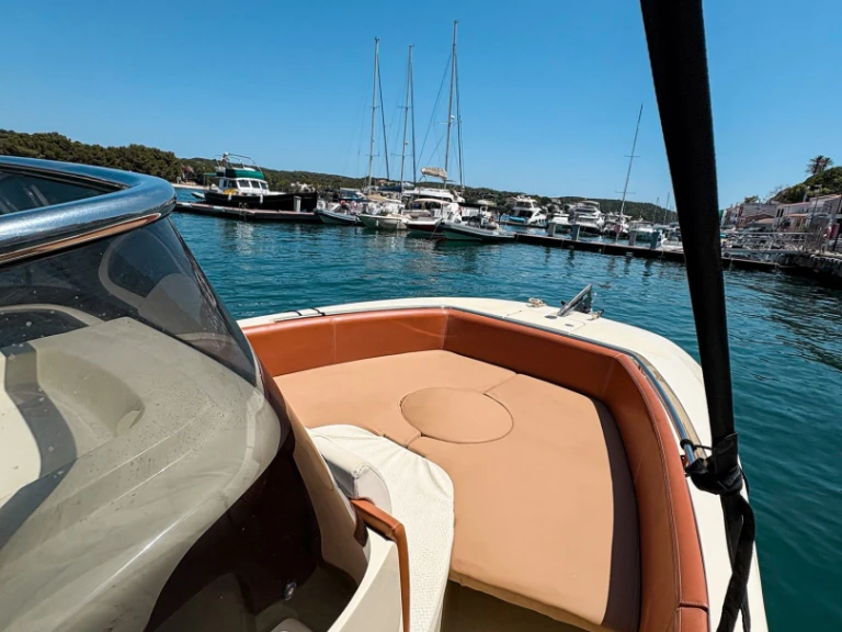 Verhuur Motorboot Invictus  met vaarbewijs