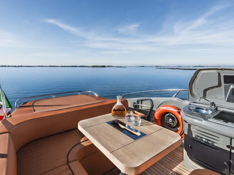 Huur Motorboot met of zonder schipper Cranchi in Olbia