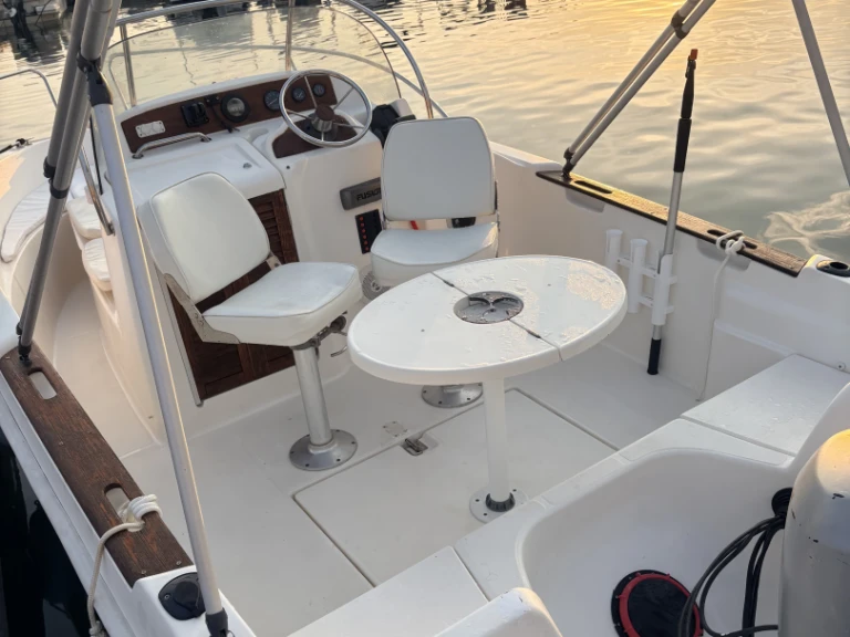 Motorboot te huur in Six-Fours-les-Plages voor de beste prijs