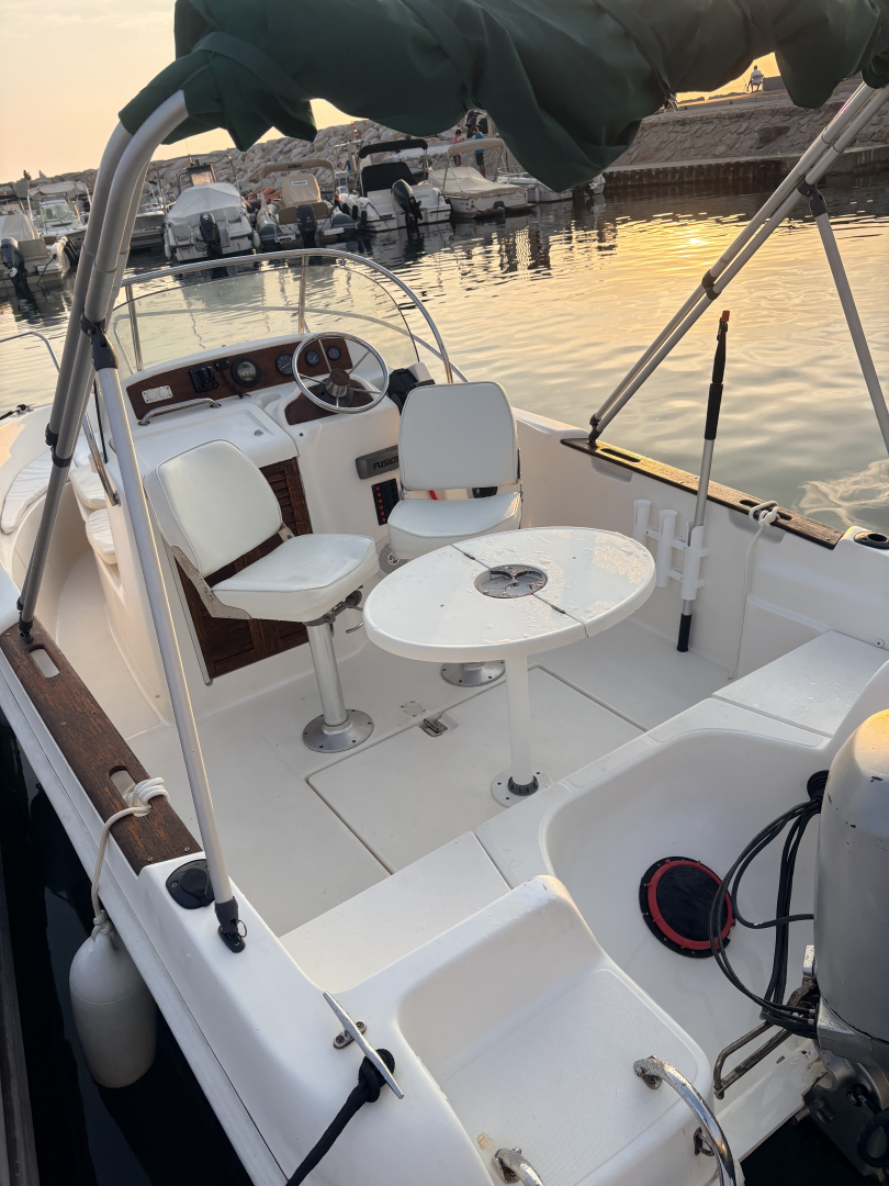 Motorboot te huur in Six-Fours-les-Plages voor de beste prijs
