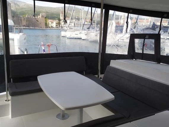 Huur een Lagoon Lagoon 450 Sport Top in Palma de Mallorca
