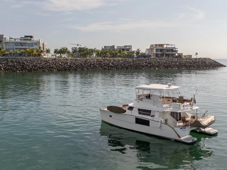 Verhuur Motorboot Fountaine Pajot met vaarbewijs
