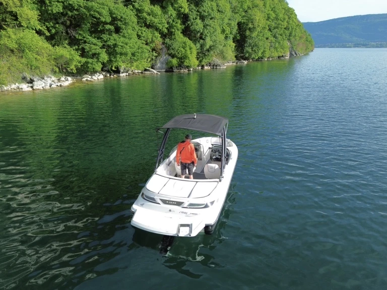 Motorboot te huur in Aix-les-Bains voor de beste prijs