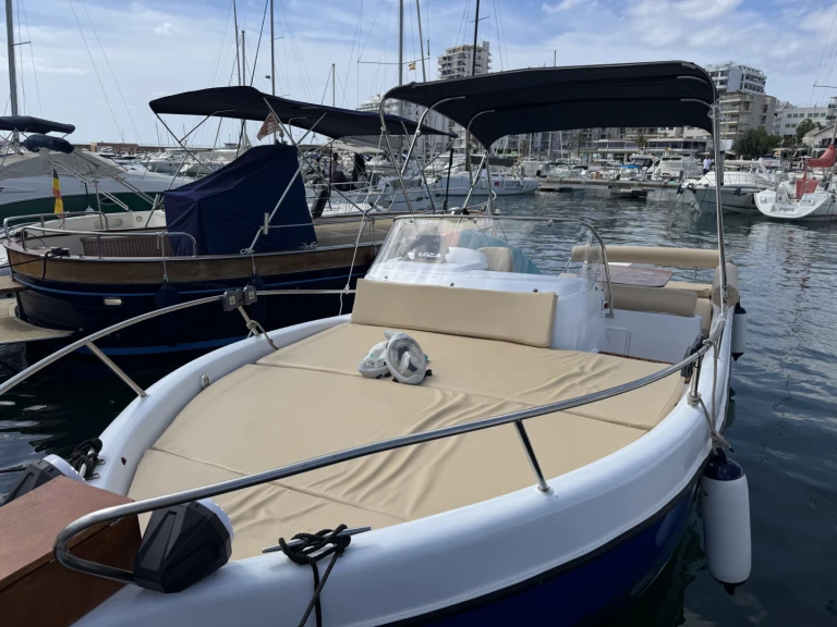Motorboot te huur in San Antonio Port voor de beste prijs
