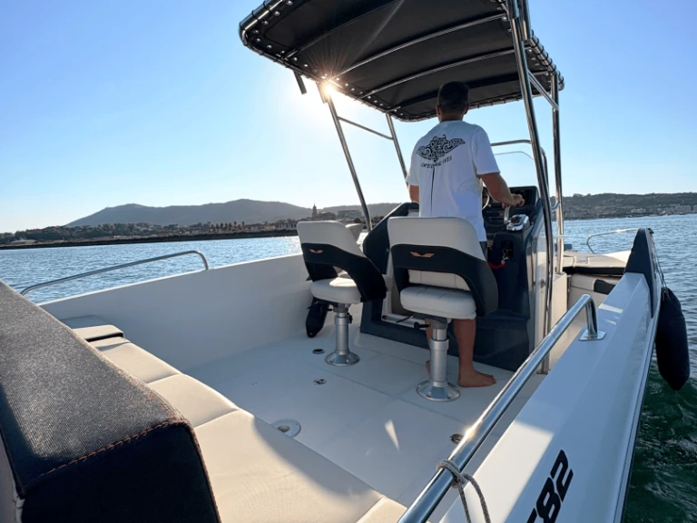 Verhuur Motorboot Bénéteau met vaarbewijs