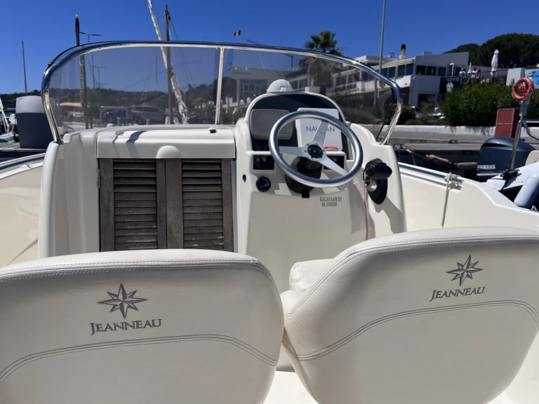 Verhuur Motorboot in Les Issambres - Jeanneau Jeanneau cap camarat 715