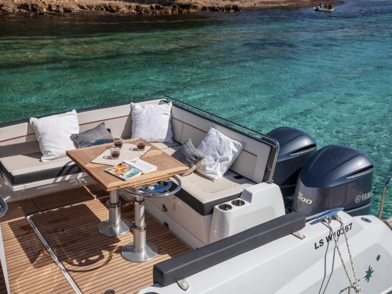 Verhuur Motorboot in Saint-Raphaël - Jeanneau CAP CAMARAT 10.5 WA S2