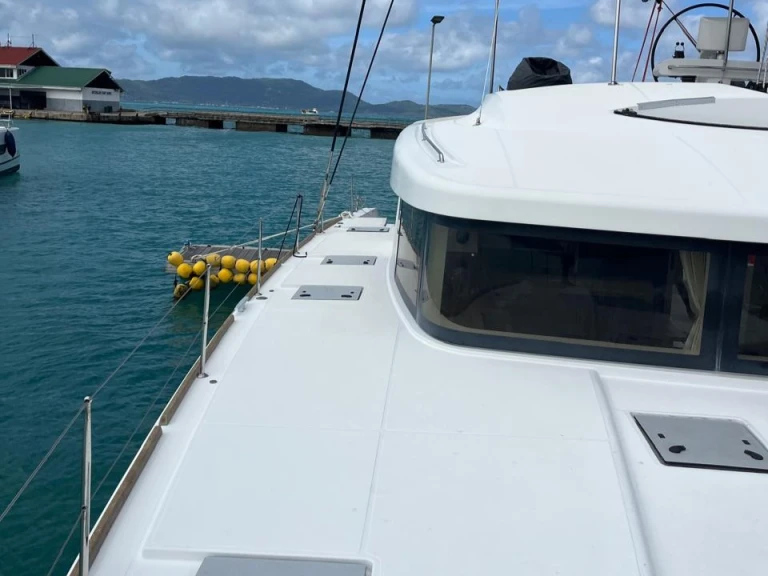 Bootverhuur Praslin Island goedkoop Lagoon 52 F