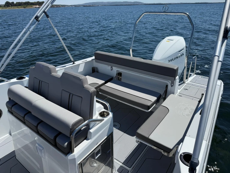 Verhuur Motorboot Jeanneau met vaarbewijs