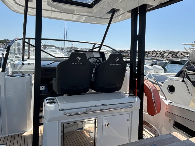 Bootverhuur Jeanneau Cap Camarat 9.0 WA in Les Issambres via SamBoat
