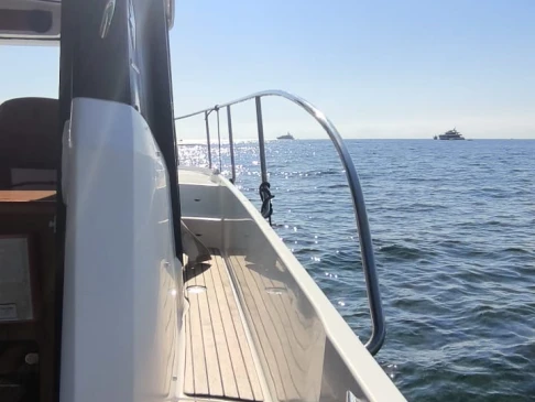 Huur Motorboot met of zonder schipper Bénéteau in Villefranche-sur-Mer