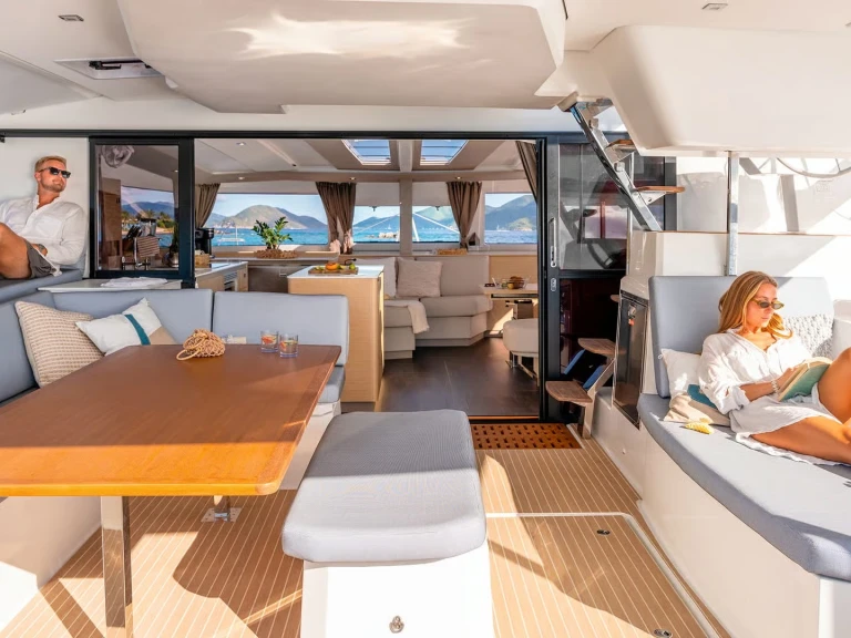 Huur een Fountaine Pajot Aura 51 in Cannes