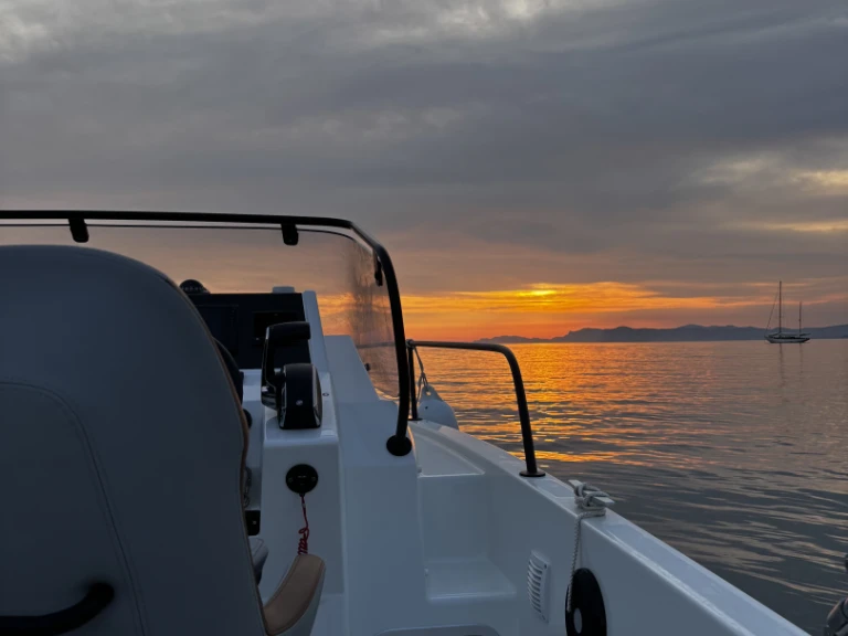 Huur Motorboot met of zonder schipper Bénéteau in Sanary-sur-Mer