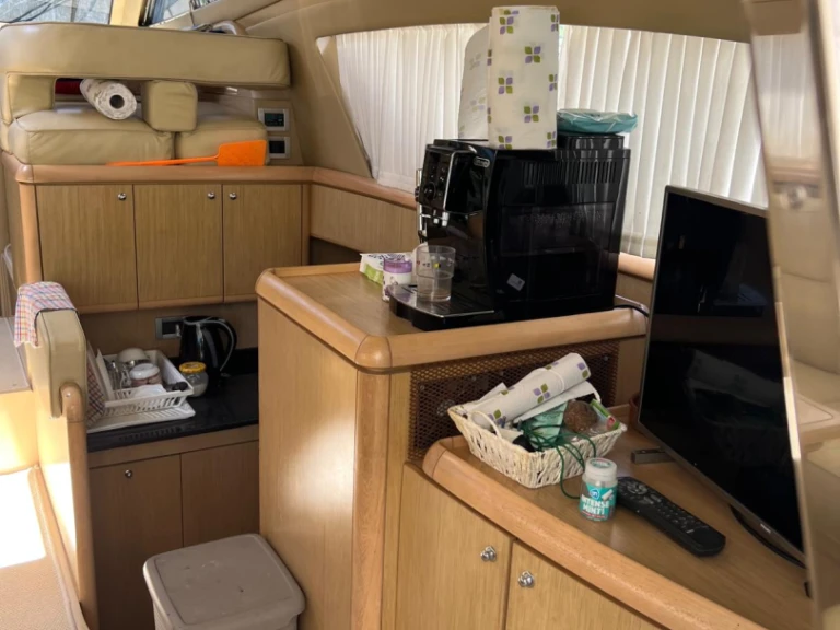Verhuur Motorboot Ferretti met vaarbewijs