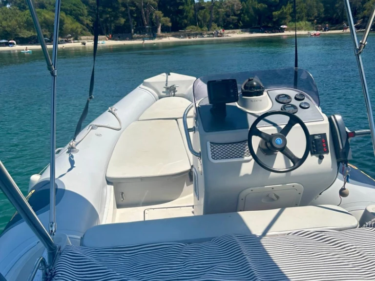 RIB te huur in Hyères voor de beste prijs