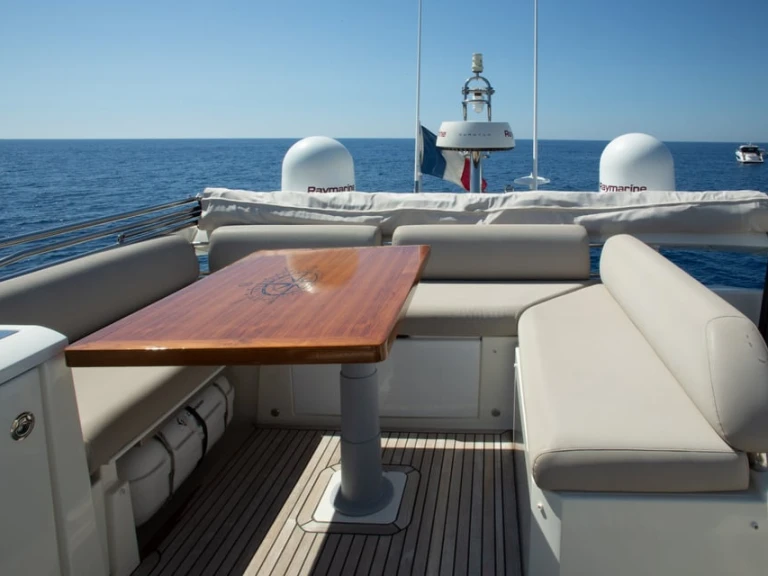Prestige Yachts 630s te huur van particulier of professional in Saint-Raphaël