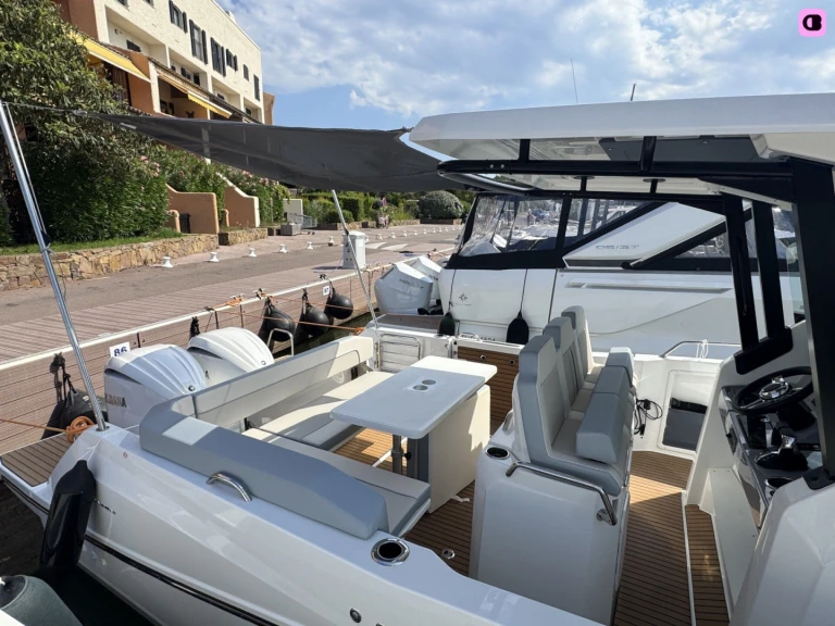 Huur Motorboot met of zonder schipper Jeanneau in Cogolin