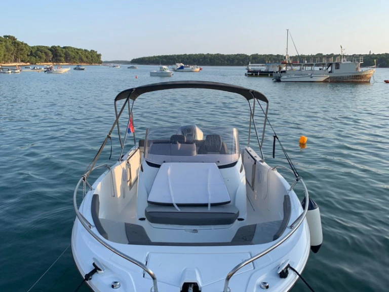 Motorboot te huur in Pula voor de beste prijs