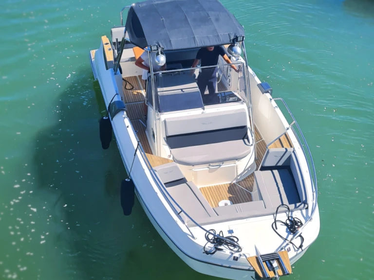 Verhuur Motorboot Bénéteau met vaarbewijs