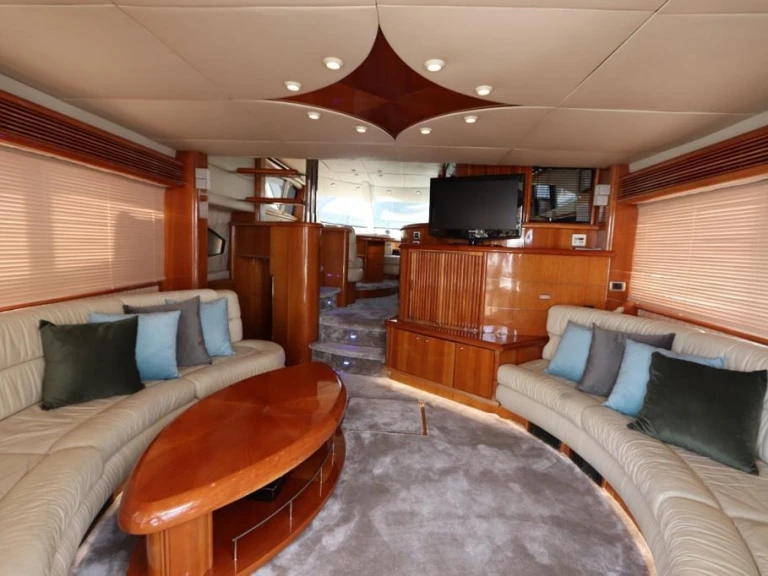 Verhuur Motorboot Custom Made met vaarbewijs