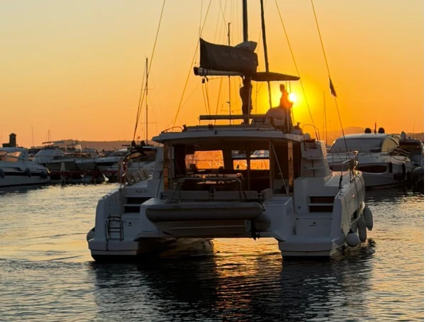 Catamaran te huur in Rada di Napoli voor de beste prijs