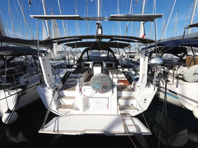 Bootverhuur Dufour Dufour 44 in Trogir via SamBoat